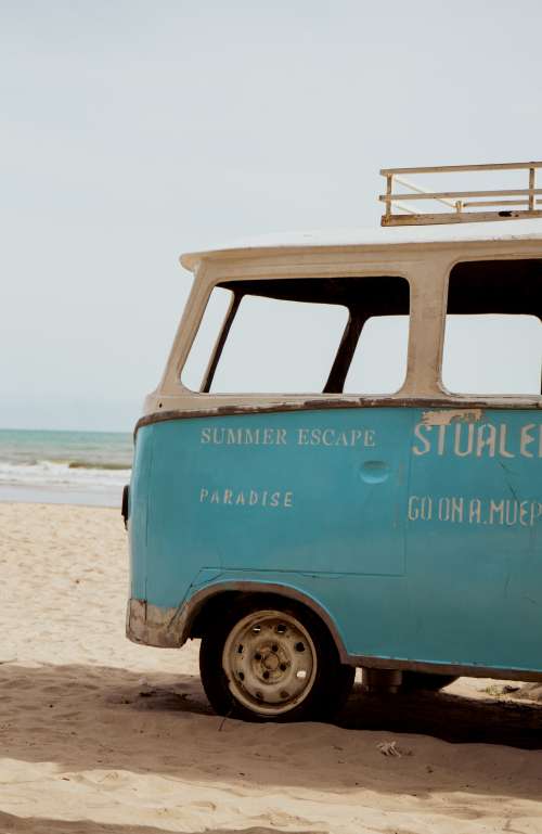 Blau-weißer VW Bus am Strand